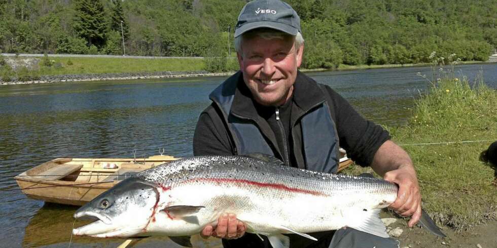 NAMSENLAKS: Ketil Skår med en flott Namsenlaks. NAMSENLAKS: Ketil Skår med en flott Namsenlaks.