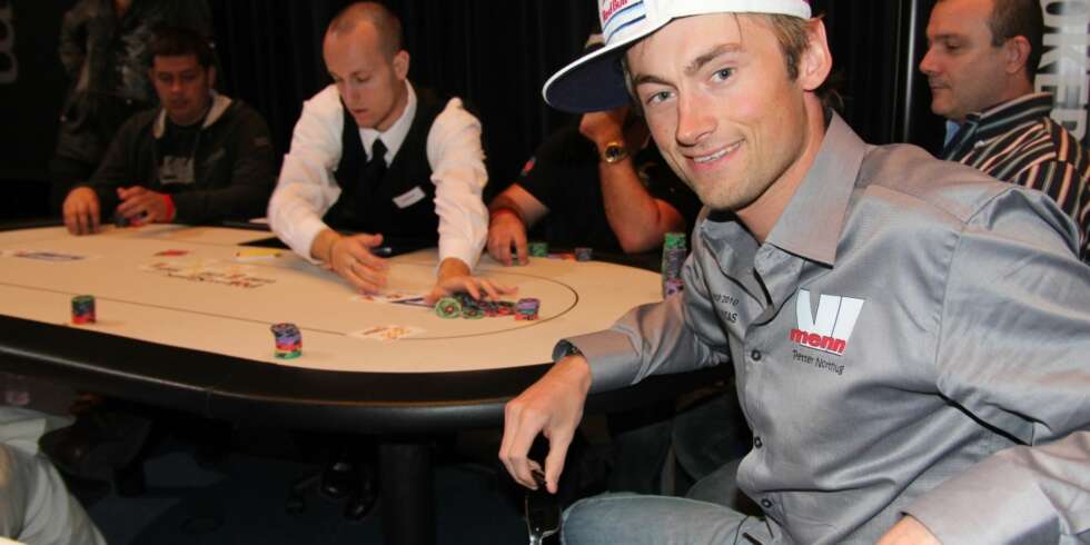 BLID: Petter har akkurat truffet en straight, gått all-in og doblet seg i torsdagens turnering her i Monte Carlo. - Et adrenalinrush når du treffer, sier Petter. BLID: Petter har akkurat truffet en straight, gått all-in og doblet seg i torsdagens turnering her i Monte Carlo. - Et adrenalinrush når du treffer, sier Petter.