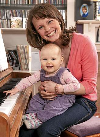 Her er Lisa med datteren Tallulah for et års tid siden, den gang hun ennå bodde hjemme med mannen i Kingston utenfor London. Lisa og Tim møttes for 11 år siden, like etter at Lisa var ferdig med London-musikalen «Mamma Mia!». Her er Lisa med datteren Tallulah for et års tid siden, den gang hun ennå bodde hjemme med mannen i Kingston utenfor London. Lisa og Tim møttes for 11 år siden, like etter at Lisa var ferdig med London-musikalen «Mamma Mia!».