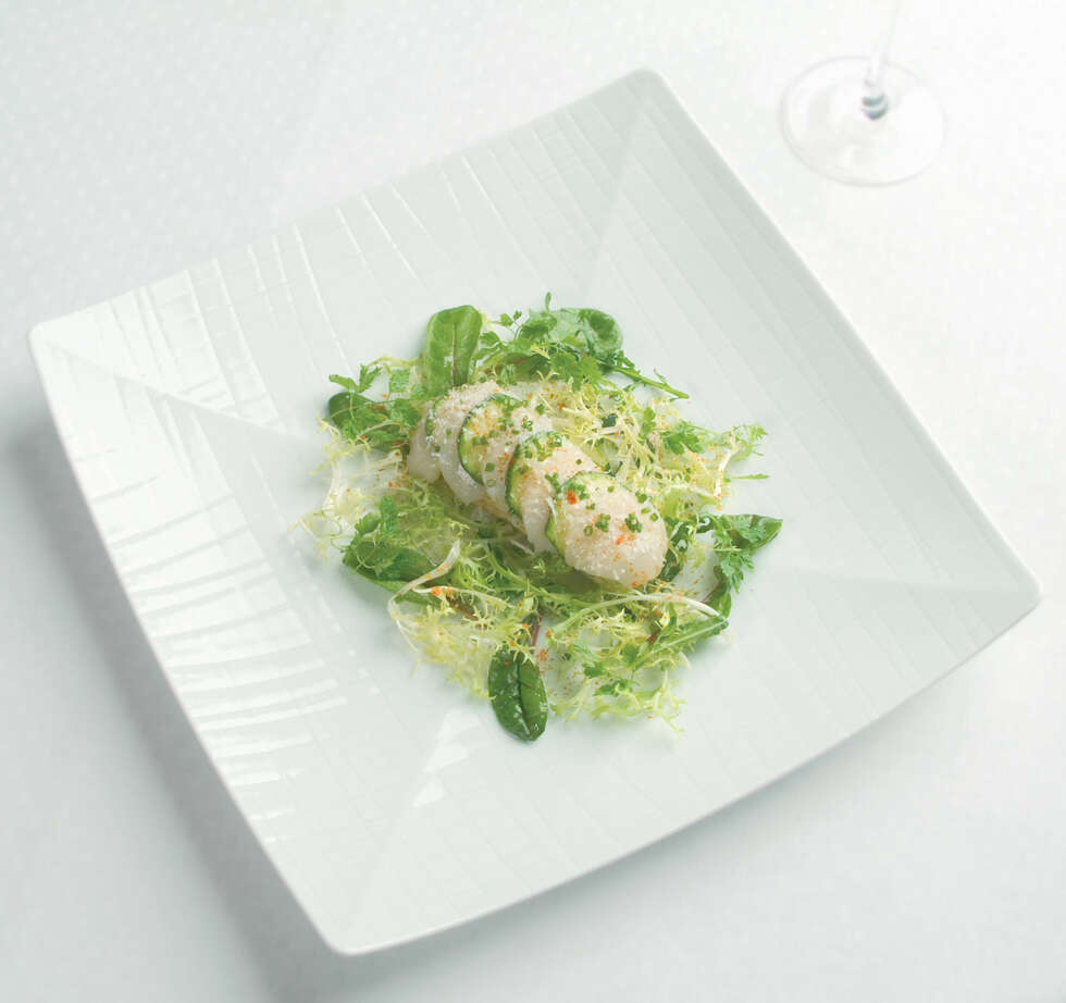 MENYFORSLAG: Kamskjellterte med avokadopuré og sommersalater i limevinaigrette MENYFORSLAG: Kamskjellterte med avokadopuré og sommersalater i limevinaigrette