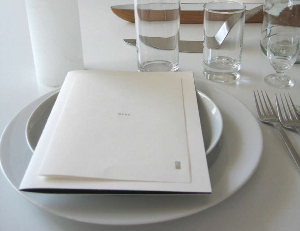 MINIMALISTISK: La den minimalistiske stilen på bryllupet gå igjen i meny og bordkort. MINIMALISTISK: La den minimalistiske stilen på bryllupet gå igjen i meny og bordkort.