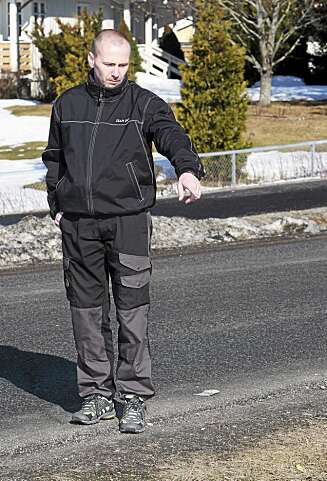 TI ÅR SIDEN: Tommy Buskerud peker på stedet han kollapset etter knivstikkingen for ti år siden. TI ÅR SIDEN: Tommy Buskerud peker på stedet han kollapset etter knivstikkingen for ti år siden.