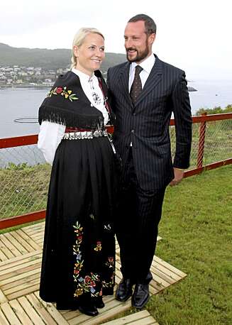 ROGALANDSBUNAD: Kronprinsesse Mette-Marit har ved flere anledninger brukt sin flotte Rogalandsbunad. Det er også en av favorittene til Klikk.nos lesere. ROGALANDSBUNAD: Kronprinsesse Mette-Marit har ved flere anledninger brukt sin flotte Rogalandsbunad. Det er også en av favorittene til Klikk.nos lesere.
