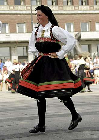 1994: Prinsesse Märtha Louise danser folkedans i Setesdalsbunad sammen med skuespiller Mads Ousdal under Den Internasjonale Folkedans Festivalen på Rådhusplassen. 1994: Prinsesse Märtha Louise danser folkedans i Setesdalsbunad sammen med skuespiller Mads Ousdal under Den Internasjonale Folkedans Festivalen på Rådhusplassen.