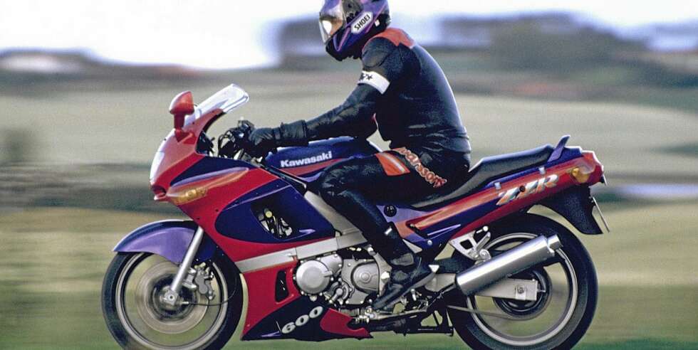 RASK OG BEKVEM: Kawasaki ZZR 600 er en rask og bekvem sportstourer med sporty attityde. Den ble lansert tidlig på 90-tallet. RASK OG BEKVEM: Kawasaki ZZR 600 er en rask og bekvem sportstourer med sporty attityde. Den ble lansert tidlig på 90-tallet.
