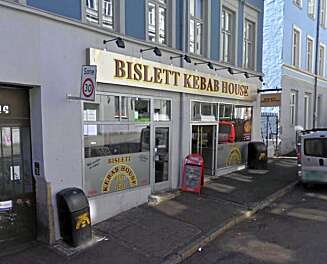 ÅSTEDET: Natt til torsdag ble Karl William Haraldsen sendt på sykehus etter at 20 russ angrep ham ved denne kebabkiosken i Oslo. ÅSTEDET: Natt til torsdag ble Karl William Haraldsen sendt på sykehus etter at 20 russ angrep ham ved denne kebabkiosken i Oslo.