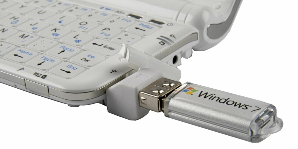 UFF: Mini-USB er bra, men når man må ha adapter for å bruke vanlige minnepinner blir vi litt skeptiske. Hvor tror du adapteret er når du trenger det? UFF: Mini-USB er bra, men når man må ha adapter for å bruke vanlige minnepinner blir vi litt skeptiske. Hvor tror du adapteret er når du trenger det?