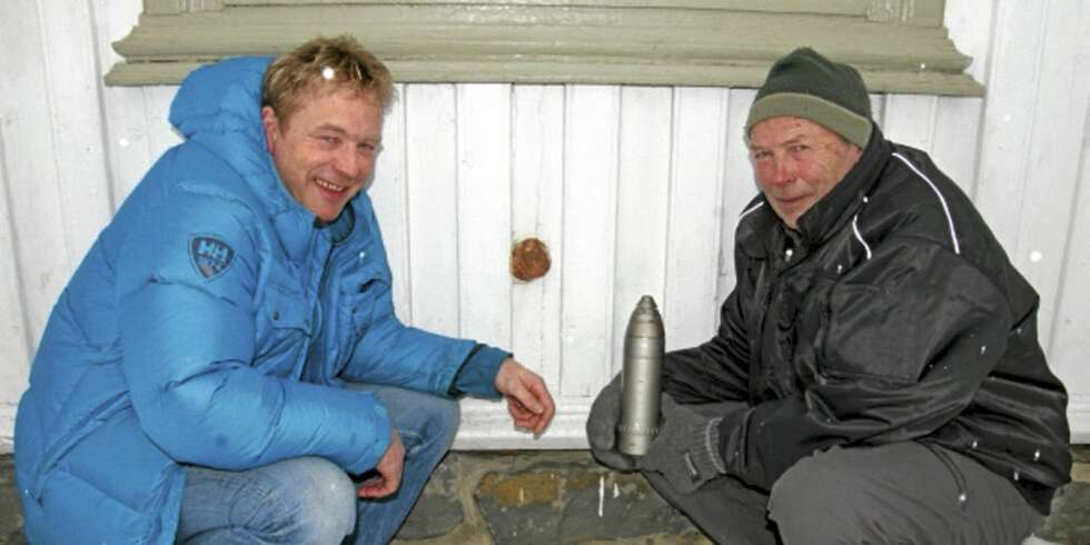 70 ÅR SIDEN: Hegra 16. mars 2010. Granat fra krigens dager står fortsatt i husveggen. På bildet ser vi dagens eier, Johan Kringen (t.v.) og hans onkel, Jon. Avelsgård gård på Hegra. 1940, beleiring, krigen, invasjonen, motsandskamp. 70 ÅR SIDEN: Hegra 16. mars 2010. Granat fra krigens dager står fortsatt i husveggen. På bildet ser vi dagens eier, Johan Kringen (t.v.) og hans onkel, Jon. Avelsgård gård på Hegra. 1940, beleiring, krigen, invasjonen, motsandskamp.