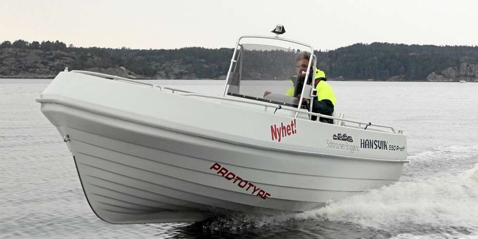 HELT OK: Hansvik 550 oppfører seg helt greit i vannet, vi føler riktignok at den kunne vært mer stabil. HELT OK: Hansvik 550 oppfører seg helt greit i vannet, vi føler riktignok at den kunne vært mer stabil.