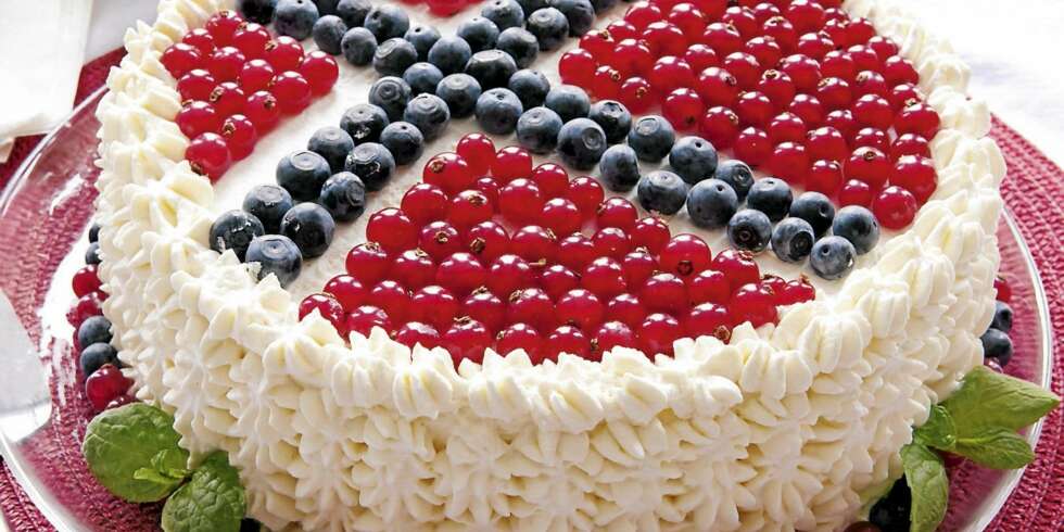 Her har du en skikkelig festkake. Den gjør garantert suksess på kakebordet! Her har du en skikkelig festkake. Den gjør garantert suksess på kakebordet!