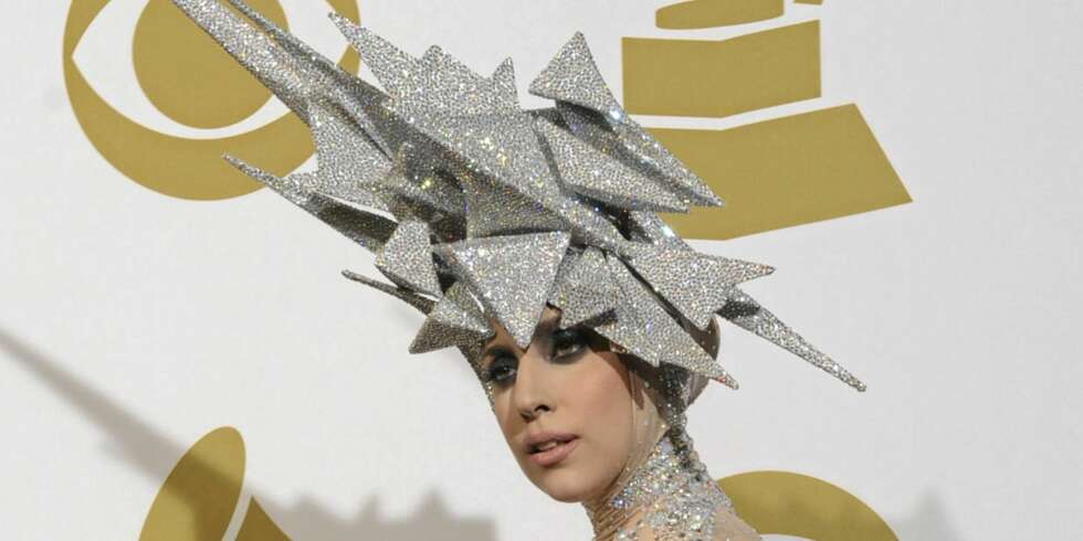 HØY I HATTEN: Lady Gaga skal lage sine egne hodeplagg, og hun vil gå i lære hos den beste. HØY I HATTEN: Lady Gaga skal lage sine egne hodeplagg, og hun vil gå i lære hos den beste.