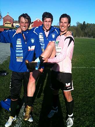AU AU:
To blide karer, og en skeptisk toppscorer "Maradona" Frodahl, med ispose på leggen etter å ha blitt utsatt for en noe brutal Northug-feiring. AU AU:
To blide karer, og en skeptisk toppscorer "Maradona" Frodahl, med ispose på leggen etter å ha blitt utsatt for en noe brutal Northug-feiring.