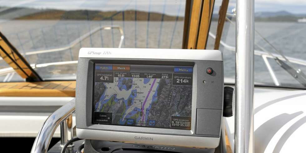 Garmin 720s har masse nyttige funksjoner og fine visningsmuligheter. Den passer fint i litt større dagsturbåter og mindre turbåter, eller som slaveskjerm i en større båt. Garmin 720s har masse nyttige funksjoner og fine visningsmuligheter. Den passer fint i litt større dagsturbåter og mindre turbåter, eller som slaveskjerm i en større båt.