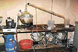 NARKOFABRIKK::Bildet er fra en narkotika-fabrikk i Litauen. NARKOFABRIKK::Bildet er fra en narkotika-fabrikk i Litauen.