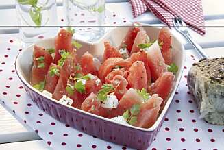 Vannmelonsalat - saftig, søtt, spennende og godt! Vannmelonsalat - saftig, søtt, spennende og godt!