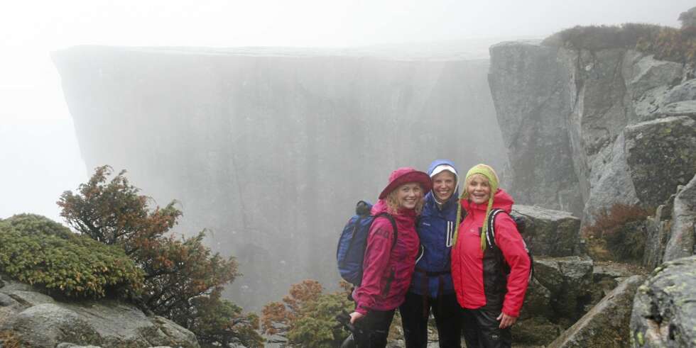 LANDEMERKE: Det ble en våt, men flott tur da "Jenter på hjul" - Hedda Kise (t.v.) og Charlotte Mohn ble med Mia Gundersen (t.h.) til spektakulære Preikestolen. LANDEMERKE: Det ble en våt, men flott tur da "Jenter på hjul" - Hedda Kise (t.v.) og Charlotte Mohn ble med Mia Gundersen (t.h.) til spektakulære Preikestolen.