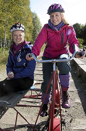 KONGSBERG: De to programlederne Hedda Kise og Charlotte Mohn er på sykkeltur i Kongsberg-området, hvor de blant annet prøver seg på dresin. KONGSBERG: De to programlederne Hedda Kise og Charlotte Mohn er på sykkeltur i Kongsberg-området, hvor de blant annet prøver seg på dresin.