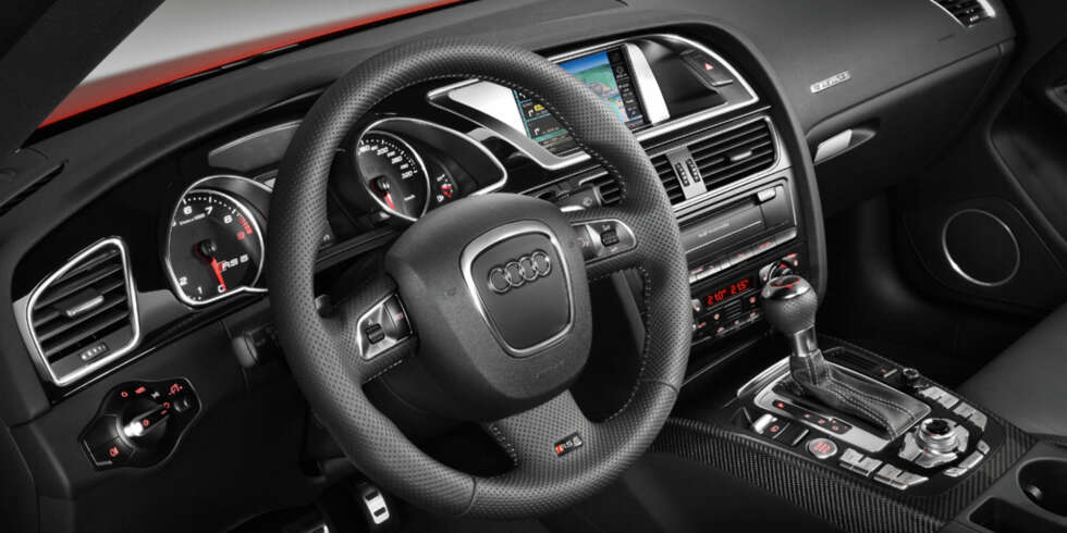 PERFEKT: Interiøret i Audi RS 5 er en herlig blanding av det luksuriøse og det sportslige. PERFEKT: Interiøret i Audi RS 5 er en herlig blanding av det luksuriøse og det sportslige.