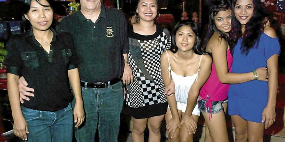 SIAM SMILE: Jarle med Fang (til venstre) og fire av barpikene på Siam Smile, Sukumvit Soi 7(1) i Bangkok. SIAM SMILE: Jarle med Fang (til venstre) og fire av barpikene på Siam Smile, Sukumvit Soi 7(1) i Bangkok.