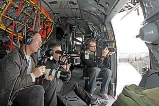 UNNTAKSTILSTAND: Det var et mediekjør en president verdig da et Sea King-helikopter lettet med pressefolk sombord for å være med da de to godt voksne krigsveterane skulle fly igjen. UNNTAKSTILSTAND: Det var et mediekjør en president verdig da et Sea King-helikopter lettet med pressefolk sombord for å være med da de to godt voksne krigsveterane skulle fly igjen.