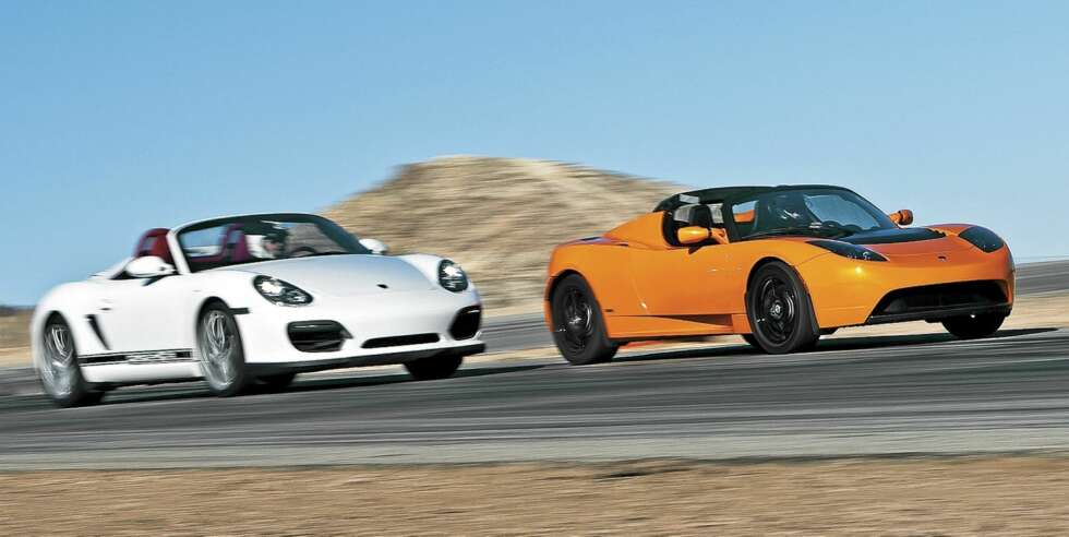 BENSIN MOT STRØM: Porsche Spyder makter ikke å henge på Tesla i starten av en akselerasjonsduell, men tar det igjen når farten øker. BENSIN MOT STRØM: Porsche Spyder makter ikke å henge på Tesla i starten av en akselerasjonsduell, men tar det igjen når farten øker.