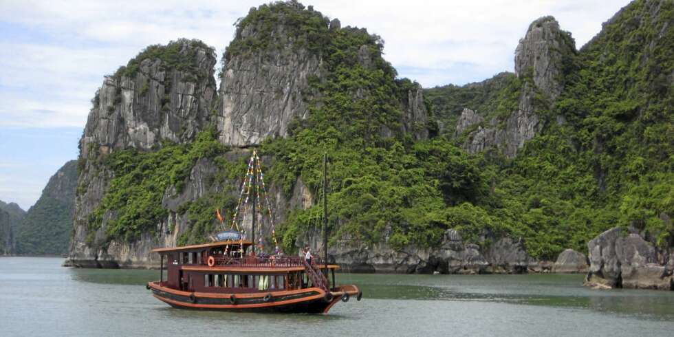 VERDENSARV: Vi reiser med båt gjennom Halong Bay, bukten som står på UNESCOs verdensarvliste. Bukten er et nydelig naturområde hvor tusenvis av øyer popper opp som jadegrønne kalksteinssøyler. VERDENSARV: Vi reiser med båt gjennom Halong Bay, bukten som står på UNESCOs verdensarvliste. Bukten er et nydelig naturområde hvor tusenvis av øyer popper opp som jadegrønne kalksteinssøyler.