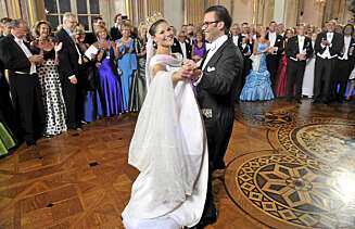 Kronprinsesse Victoria danser bryllupsvals med sin prins Daniel, til stor begeistring for sine gjester på Stockholms slott. Kronprinsesse Victoria danser bryllupsvals med sin prins Daniel, til stor begeistring for sine gjester på Stockholms slott.