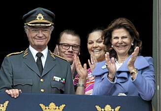 PÅ BALKONGEN: Da kong Carl Gustaf fylte år den 30. april 2010, fikk Daniel Westling plass på slottsbalkongen for første gang. PÅ BALKONGEN: Da kong Carl Gustaf fylte år den 30. april 2010, fikk Daniel Westling plass på slottsbalkongen for første gang.