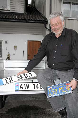 SKILT: Hans Magne er skilt skiltsamler ¿ og synes disse skiltene fra henholdsvis Tyskland og USA er morsomme. Tilhengeren kjøpte Vestfoldingen i Fredrikstad, ene og alene for å få tak i AW-skilt. SKILT: Hans Magne er skilt skiltsamler ¿ og synes disse skiltene fra henholdsvis Tyskland og USA er morsomme. Tilhengeren kjøpte Vestfoldingen i Fredrikstad, ene og alene for å få tak i AW-skilt.