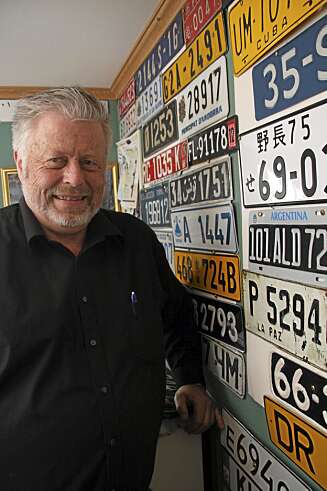 SKILT SKILTSAMLER: Hans Magne Enger (60) mangler bare noen få skilt på å ha skilt fra ale verdens land. SKILT SKILTSAMLER: Hans Magne Enger (60) mangler bare noen få skilt på å ha skilt fra ale verdens land.