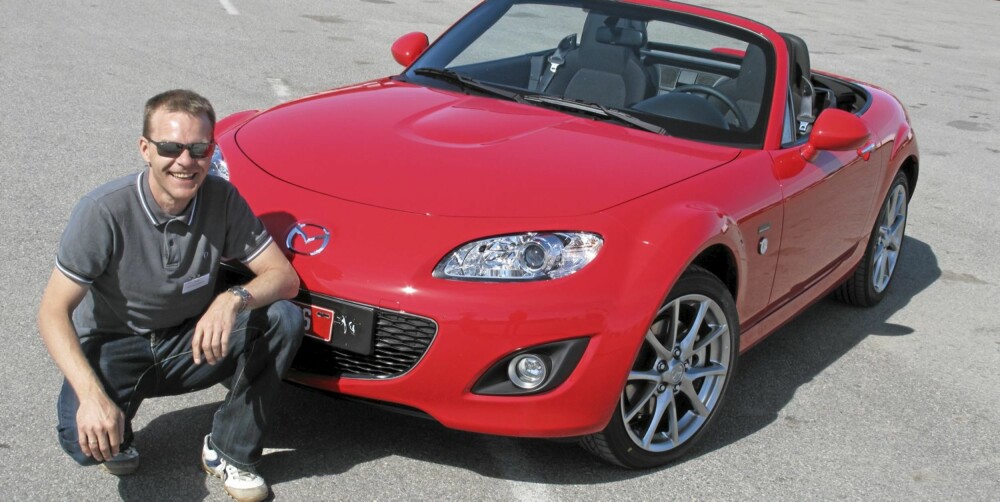 GLAD: En svært glad Tom Christiansen foran den nye MX-5-en sin. GLAD: En svært glad Tom Christiansen foran den nye MX-5-en sin.