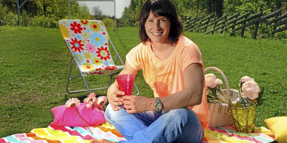 Når sommermaten skal lages, disker Marit opp med kyllingsalat, mens Fred Børre tenner grillen. Når sommermaten skal lages, disker Marit opp med kyllingsalat, mens Fred Børre tenner grillen.