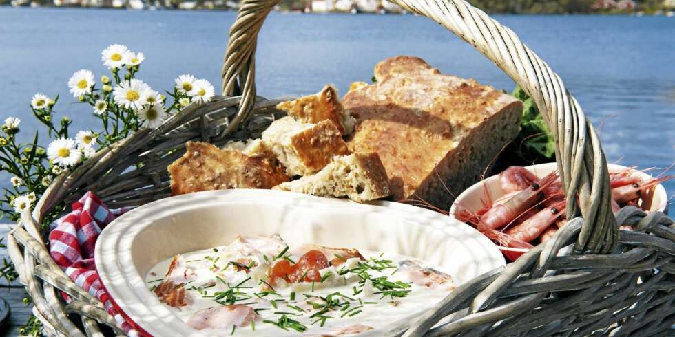 Server focaccia som tilbehør til denne herlige fiskesuppen. Server focaccia som tilbehør til denne herlige fiskesuppen.