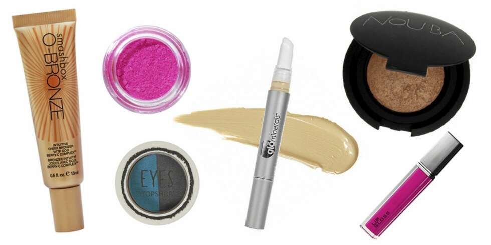 FRA VENSTRE: Smashbox O-Bronze Cheek Bronzer (kr 265), Barry M Dazzle Dust Eyeshadow i fargen Neon Pink (kr 125), Topshop Eyeshadow Duo i fargen Jackdaw (kr 57), GloMinerals Brightener Concealer (kr 275), Nouba Blush On Bubble Powder (kr 290), H&M Lipgloss (kr 59,50). FRA VENSTRE: Smashbox O-Bronze Cheek Bronzer (kr 265), Barry M Dazzle Dust Eyeshadow i fargen Neon Pink (kr 125), Topshop Eyeshadow Duo i fargen Jackdaw (kr 57), GloMinerals Brightener Concealer (kr 275), Nouba Blush On Bubble Powder (kr 290), H&M Lipgloss (kr 59,50).