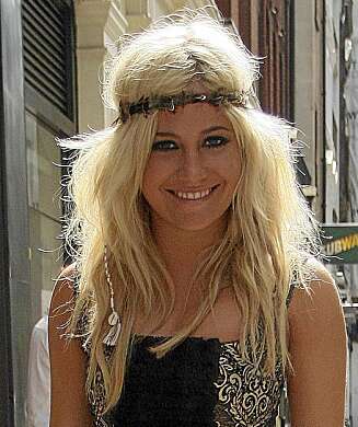 PIXIE LOTT: Med røft surfehår i sommersolen. PIXIE LOTT: Med røft surfehår i sommersolen.