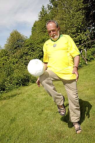 GOOOOOOOL!: På sin ti mål store eiendom har Jon Michelet egen fotballbane. Her blir det ofte fotballkamper med barnebarna. GOOOOOOOL!: På sin ti mål store eiendom har Jon Michelet egen fotballbane. Her blir det ofte fotballkamper med barnebarna.