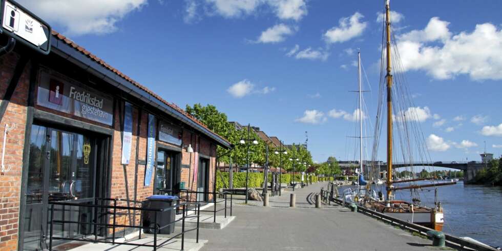 Innseilingen til Fredrikstad er ikke av de vakreste, men i selve gjestehavnen midt i byen er det fint. Innseilingen til Fredrikstad er ikke av de vakreste, men i selve gjestehavnen midt i byen er det fint.