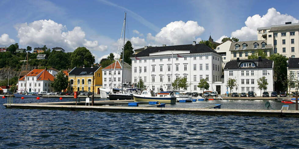 Den østligste av gjestebryggene har utsikt til rådhuset, Norges nest største trebygning. Den østligste av gjestebryggene har utsikt til rådhuset, Norges nest største trebygning.