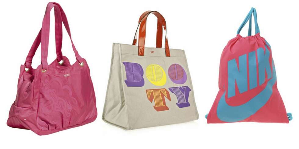 FRA VENSTRE: Rosa Reebook-veske (kr 599), beige veske med morsomt trykk fra Anya Hindmarch (kr 1496), retro gymbag fra Nike (kr 107). FRA VENSTRE: Rosa Reebook-veske (kr 599), beige veske med morsomt trykk fra Anya Hindmarch (kr 1496), retro gymbag fra Nike (kr 107).