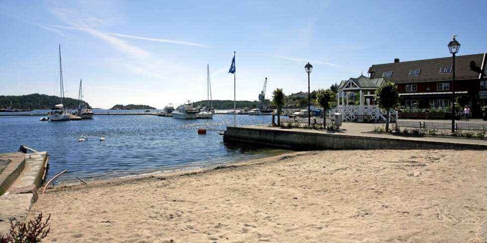 I Lillesand har man omtenksomt nok laget en liten strand ved gjestehavnen. I Lillesand har man omtenksomt nok laget en liten strand ved gjestehavnen.