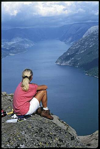 NOE FOR ALLE: Naturen i Norge er gratis og for alle, og DNT (Den norske turistforening) har hytter i fjellheimen som kan benyttes av alle som vil. NOE FOR ALLE: Naturen i Norge er gratis og for alle, og DNT (Den norske turistforening) har hytter i fjellheimen som kan benyttes av alle som vil.