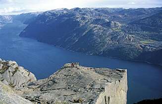 POPULÆR: Ruta fra parkeringsplassen ved Preikestolen Turisthytte og selve Preikestolen er den mest gåtte av alle merkede fjellruter i Norge. POPULÆR: Ruta fra parkeringsplassen ved Preikestolen Turisthytte og selve Preikestolen er den mest gåtte av alle merkede fjellruter i Norge.