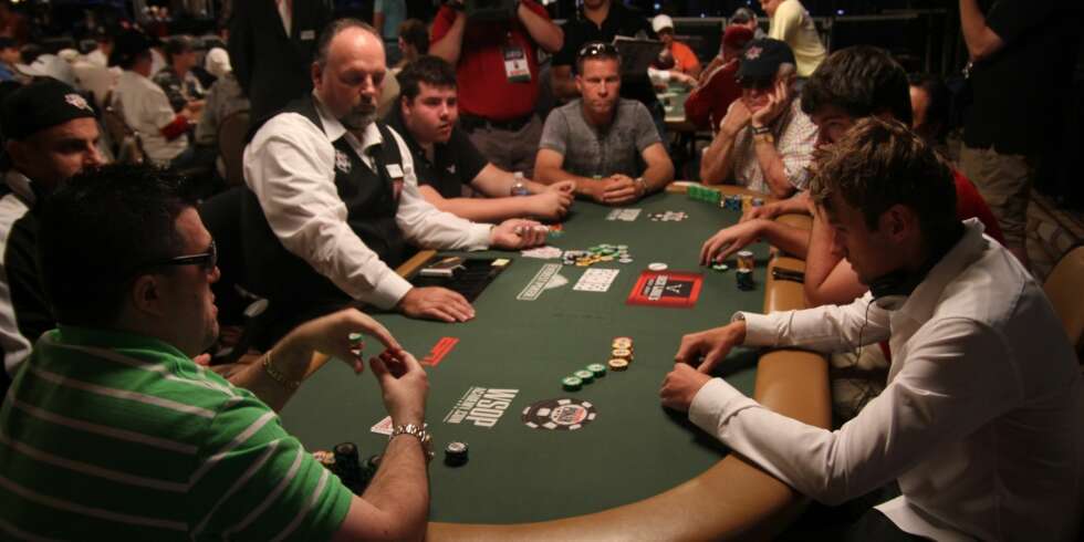 ALL-IN: Petter pusher alt på med tress i 7, og burde fått call av 8-8, men fikk det ikke. Spilte så lettet, sa han hadde A-K.. ALL-IN: Petter pusher alt på med tress i 7, og burde fått call av 8-8, men fikk det ikke. Spilte så lettet, sa han hadde A-K..