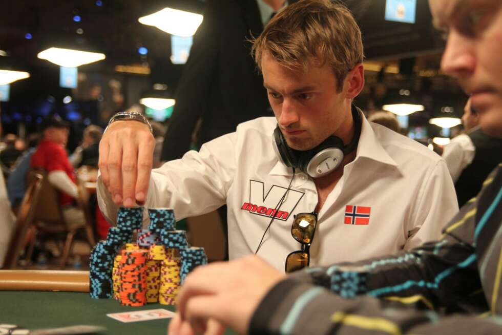 DET TÅRNER SEG OPP: Lite er morsommere enn å stable tårn av chips i World Series of Poker, Main Event. Ved midnatt på dag 3 er Petter beste nordmann, med litt over 200.000 chips. DET TÅRNER SEG OPP: Lite er morsommere enn å stable tårn av chips i World Series of Poker, Main Event. Ved midnatt på dag 3 er Petter beste nordmann, med litt over 200.000 chips.