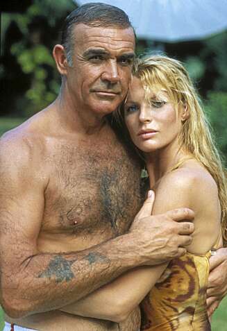 TUPEEN OG LILLEMOR: Hvis du noensinne har lurt på hvorfor Sean Connery alias James Bond alltid er like fjong på håret, så er svaret altså: Nylon! I Never Say Never Again spilte han mot Kim Basinger, som for øvrig har en datter som heter Ireland Eliesse. TUPEEN OG LILLEMOR: Hvis du noensinne har lurt på hvorfor Sean Connery alias James Bond alltid er like fjong på håret, så er svaret altså: Nylon! I Never Say Never Again spilte han mot Kim Basinger, som for øvrig har en datter som heter Ireland Eliesse.
