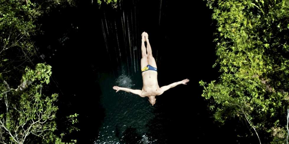 Franskmannen Cyrille Oumedjkane stuper fra 27 meter i Mexico. Franskmannen Cyrille Oumedjkane stuper fra 27 meter i Mexico.