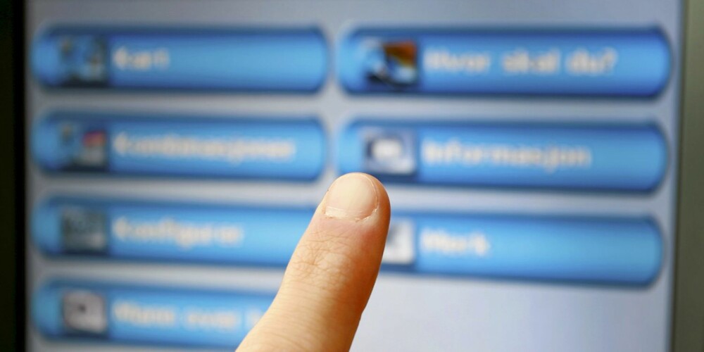 ENKELT: Betjening av kart, informasjon om kartpunkter og ruteplanlegging er langt enklere og mer presist å la pekefingeren jobbe direkte på skjermen enn via en betjeningsknapp. ENKELT: Betjening av kart, informasjon om kartpunkter og ruteplanlegging er langt enklere og mer presist å la pekefingeren jobbe direkte på skjermen enn via en betjeningsknapp.
