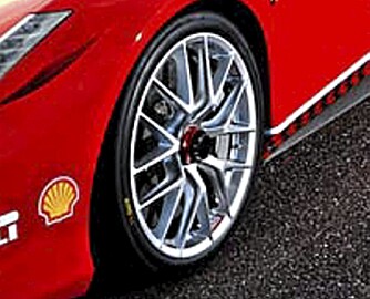 SENTERBOLT: 19"" felger med senterbolt, racingslicks og komposittbremser fra 599xx gjør 458 Challenge til en svingmester. SENTERBOLT: 19"" felger med senterbolt, racingslicks og komposittbremser fra 599xx gjør 458 Challenge til en svingmester.