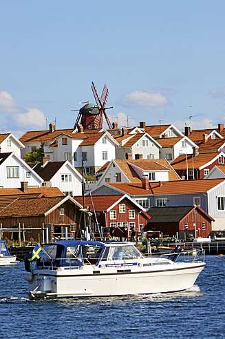 KJENT: Mollösund kjenner du igjen på vindmøllen og de mange båtene på skjærgårdscruising. KJENT: Mollösund kjenner du igjen på vindmøllen og de mange båtene på skjærgårdscruising.