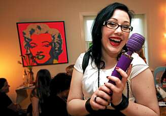ORGASME-FORFATTER: Maren Kristiane Solli har skrevet ""Jenter som kommer"", en bok om hvordan man får jenter til å komme. Hun velger seg ""Magic Wand"" som sitt favoritt sexleketøy. ORGASME-FORFATTER: Maren Kristiane Solli har skrevet ""Jenter som kommer"", en bok om hvordan man får jenter til å komme. Hun velger seg ""Magic Wand"" som sitt favoritt sexleketøy.